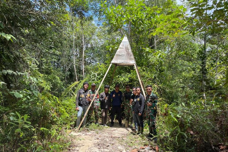 Petugas Bea Cukai Nanga Badau bersama prajurit Satgas Pamtas Yonarmed 10/Bradjamusti melaksanakan patroli pengawasan keluar masuk barang ilegal di batas Indonesia-Malaysia di wilayah Kabupaten Kapuas Hulu, Kalimantan Barat. (foto:gemapos/ant/Bea Cukai Nanga Badau)